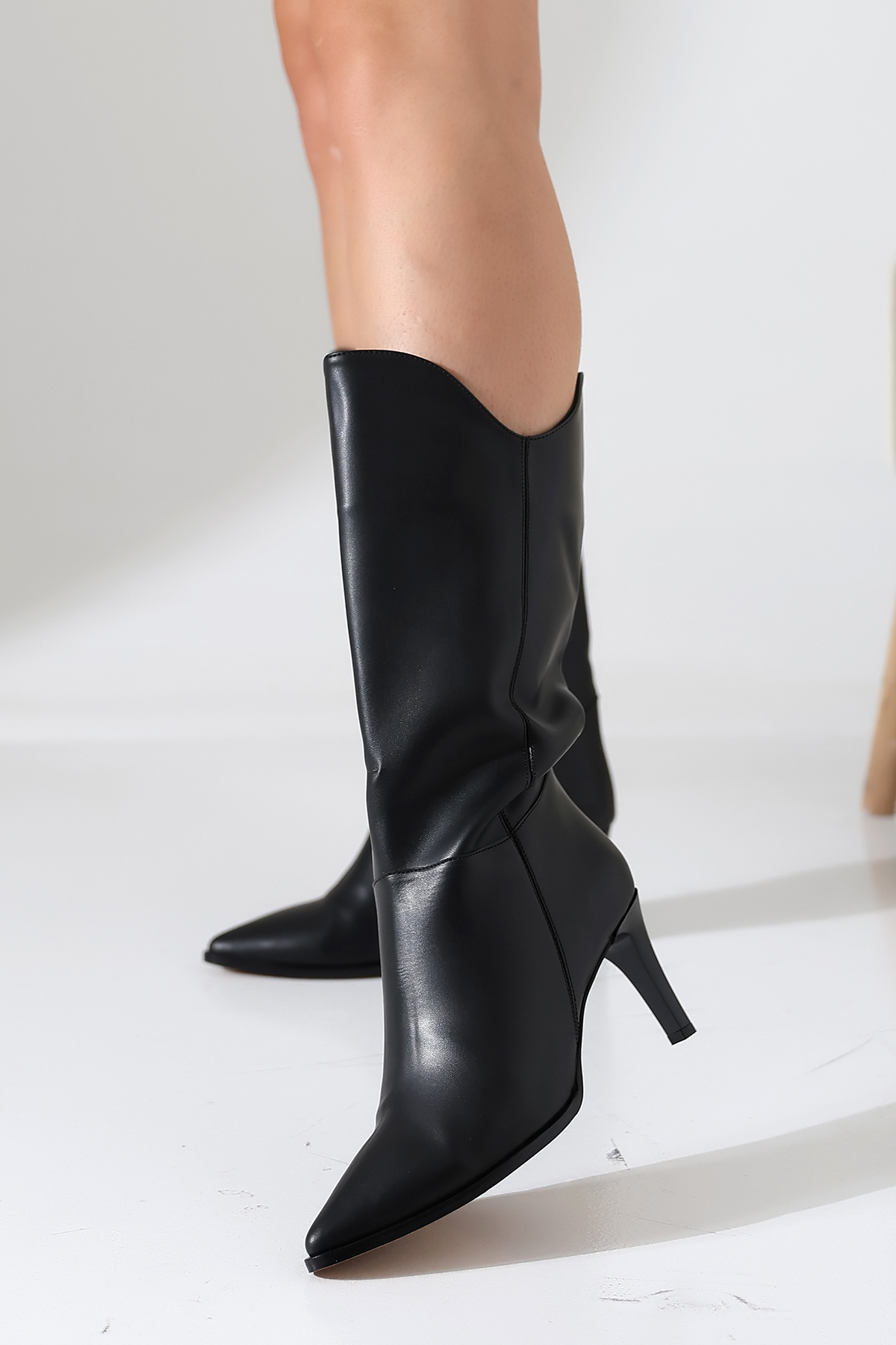 Oval Konçlu Siyah Çizme