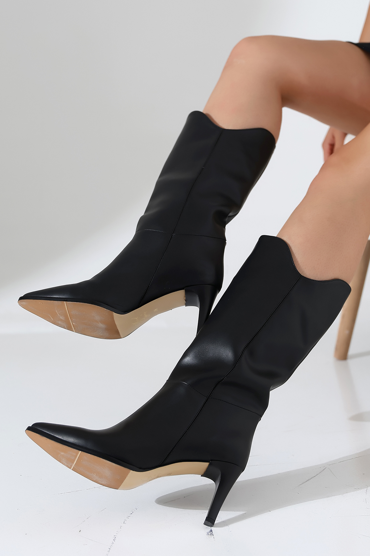 Oval Konçlu Siyah Çizme