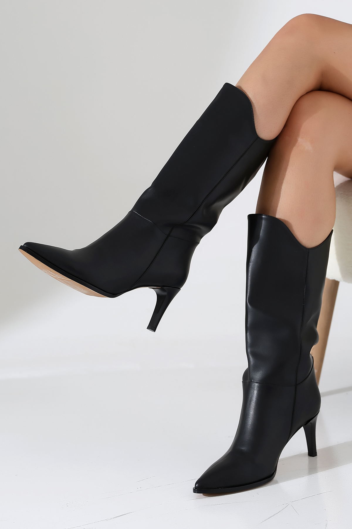 Oval Konçlu Siyah Çizme